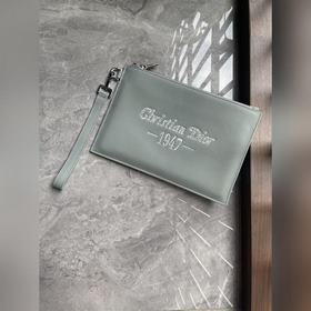 這款 A5 手拿包是一款優(yōu)雅簡約的配飾。采用迪奧灰粒面牛皮革精心制作，飾以 Ch