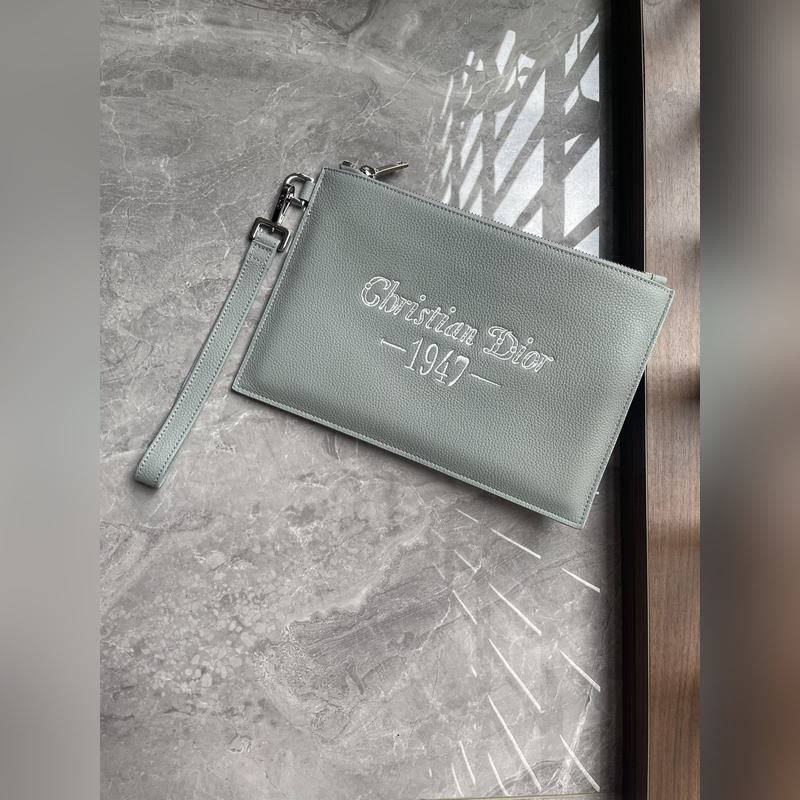 這款 A5 手拿包是一款優(yōu)雅簡約的配飾。采用迪奧灰粒面牛皮革精心制作，飾以 Ch