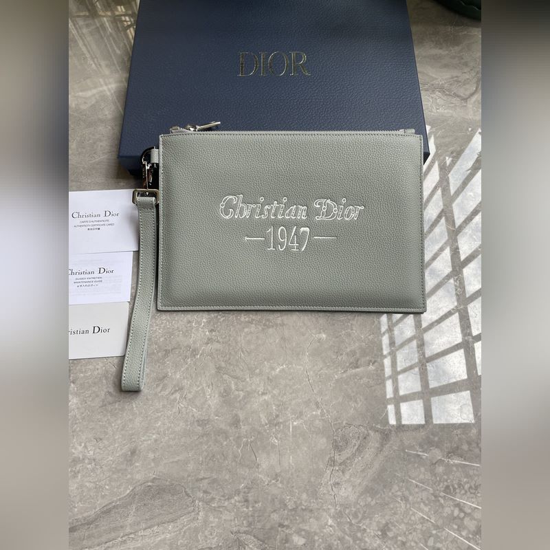 這款 A5 手拿包是一款優(yōu)雅簡約的配飾。采用迪奧灰粒面牛皮革精心制作，飾以 Ch