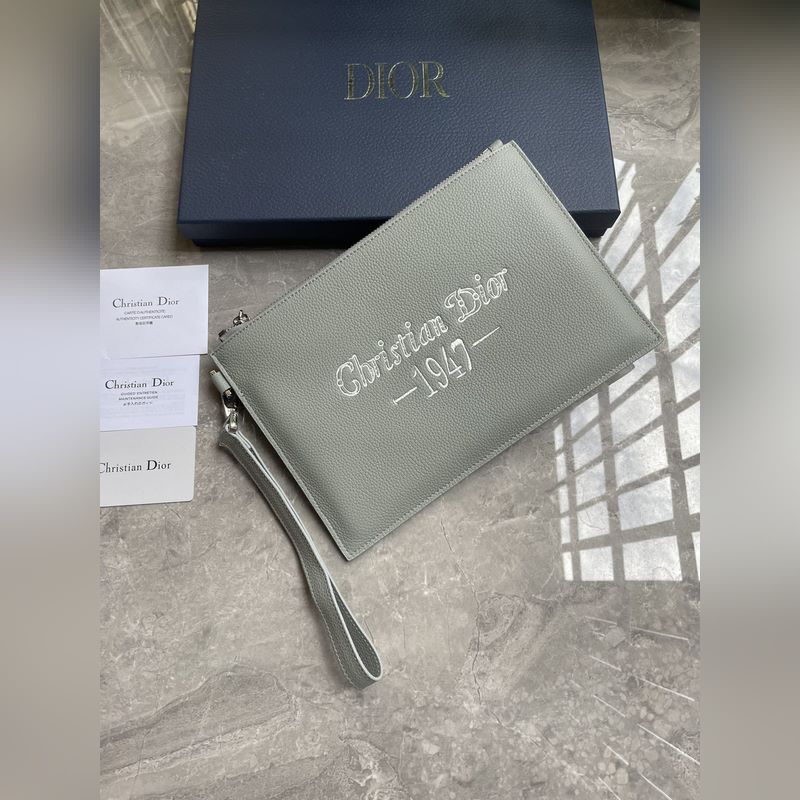 這款 A5 手拿包是一款優(yōu)雅簡約的配飾。采用迪奧灰粒面牛皮革精心制作，飾以 Ch