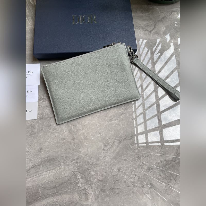 這款 A5 手拿包是一款優(yōu)雅簡約的配飾。采用迪奧灰粒面牛皮革精心制作，飾以 Ch