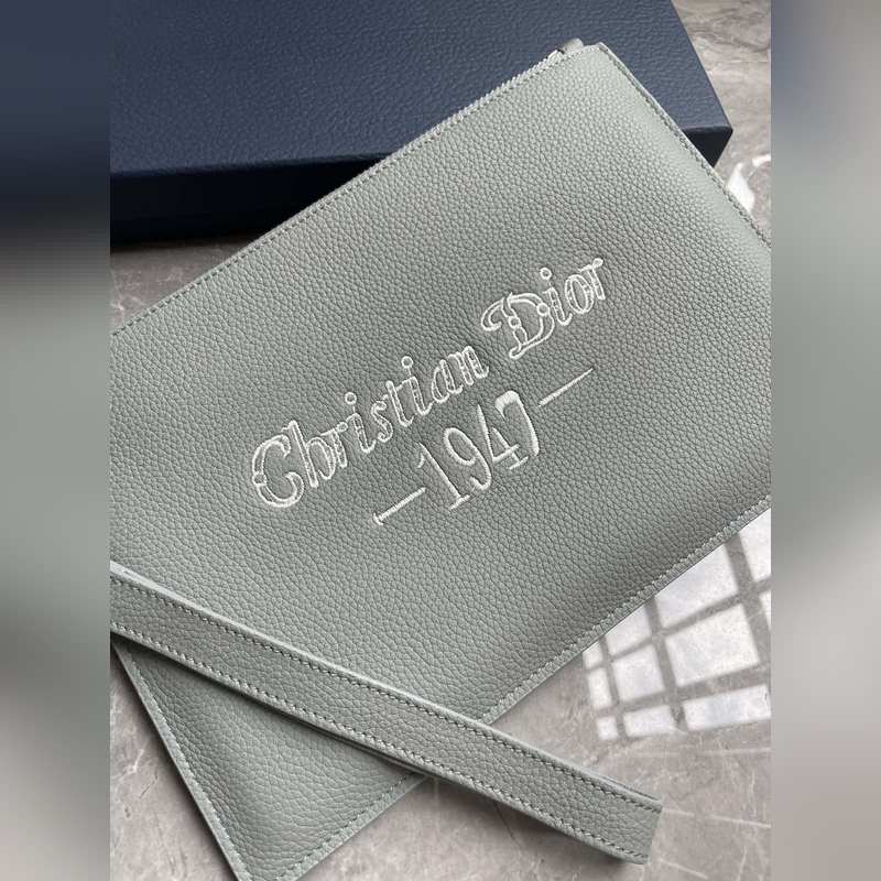 這款 A5 手拿包是一款優(yōu)雅簡約的配飾。采用迪奧灰粒面牛皮革精心制作，飾以 Ch