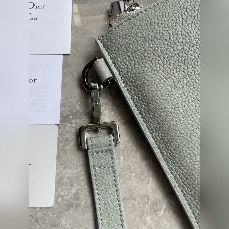 這款 A5 手拿包是一款優(yōu)雅簡約的配飾。采用迪奧灰粒面牛皮革精心制作，飾以 Ch