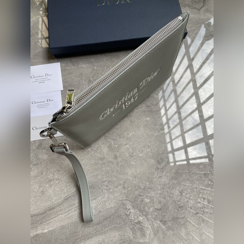 這款 A5 手拿包是一款優(yōu)雅簡約的配飾。采用迪奧灰粒面牛皮革精心制作，飾以 Ch