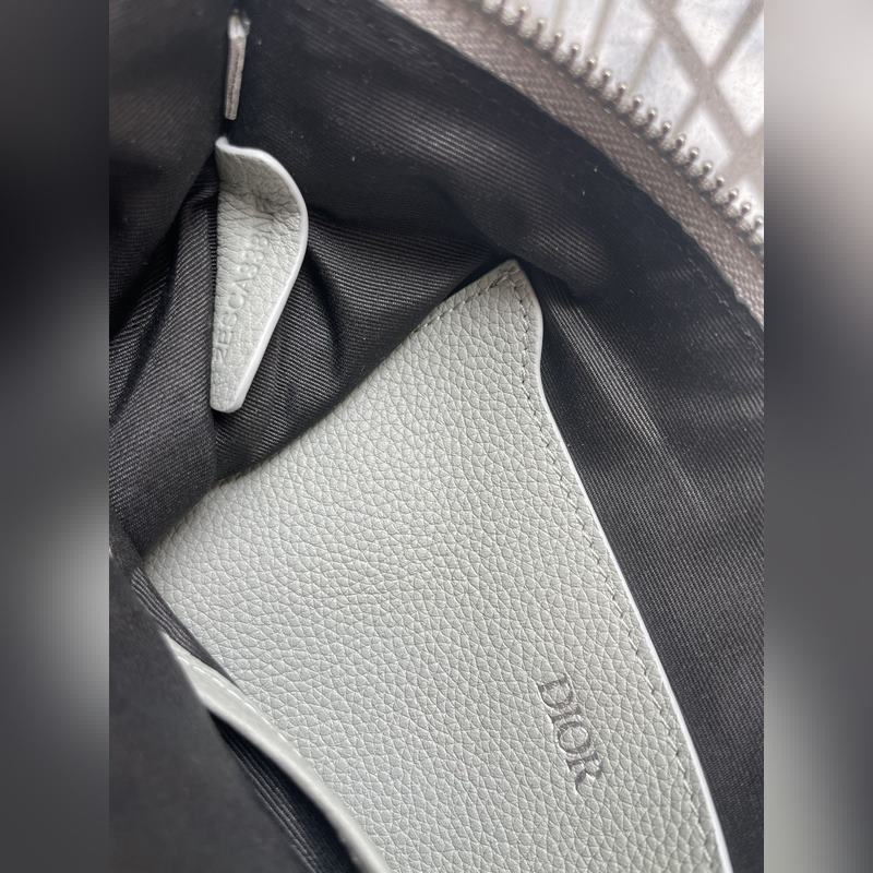 這款 A5 手拿包是一款優(yōu)雅簡約的配飾。采用迪奧灰粒面牛皮革精心制作，飾以 Ch