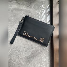 這款 A5 手拿包是一款優(yōu)雅簡約的配飾。來自Dior與CACTUS JACK的尊