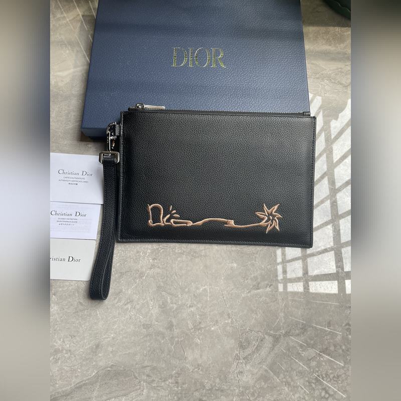 這款 A5 手拿包是一款優雅簡約的配飾。來自Dior與CACTUS JACK的尊