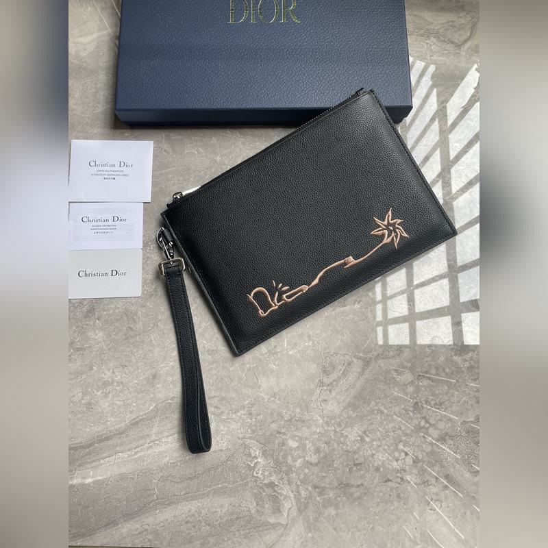 這款 A5 手拿包是一款優雅簡約的配飾。來自Dior與CACTUS JACK的尊