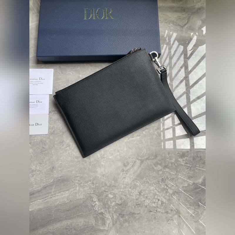 這款 A5 手拿包是一款優雅簡約的配飾。來自Dior與CACTUS JACK的尊