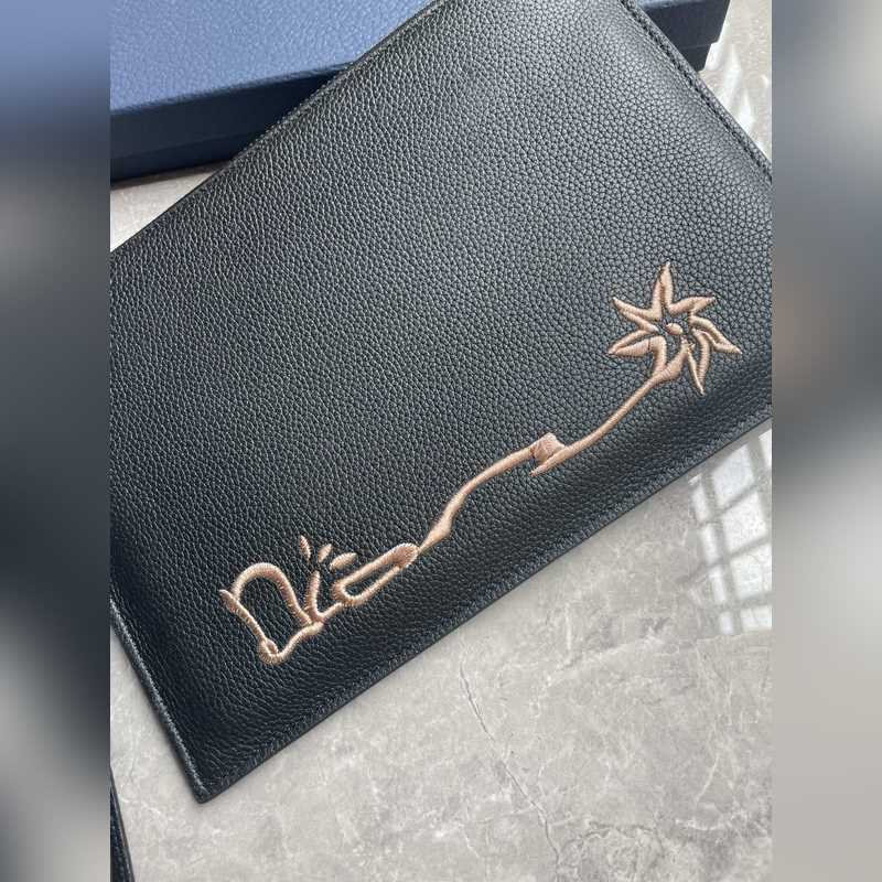 這款 A5 手拿包是一款優雅簡約的配飾。來自Dior與CACTUS JACK的尊