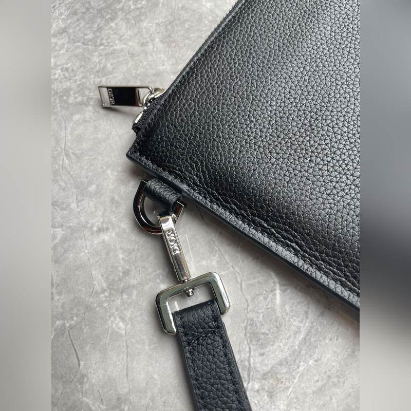 這款 A5 手拿包是一款優雅簡約的配飾。來自Dior與CACTUS JACK的尊