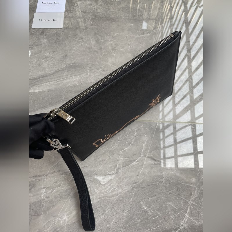 這款 A5 手拿包是一款優雅簡約的配飾。來自Dior與CACTUS JACK的尊