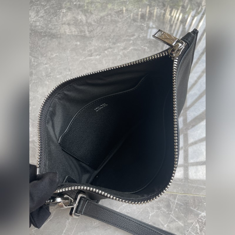 這款 A5 手拿包是一款優雅簡約的配飾。來自Dior與CACTUS JACK的尊