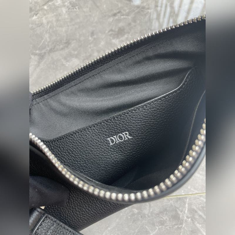 這款 A5 手拿包是一款優雅簡約的配飾。來自Dior與CACTUS JACK的尊