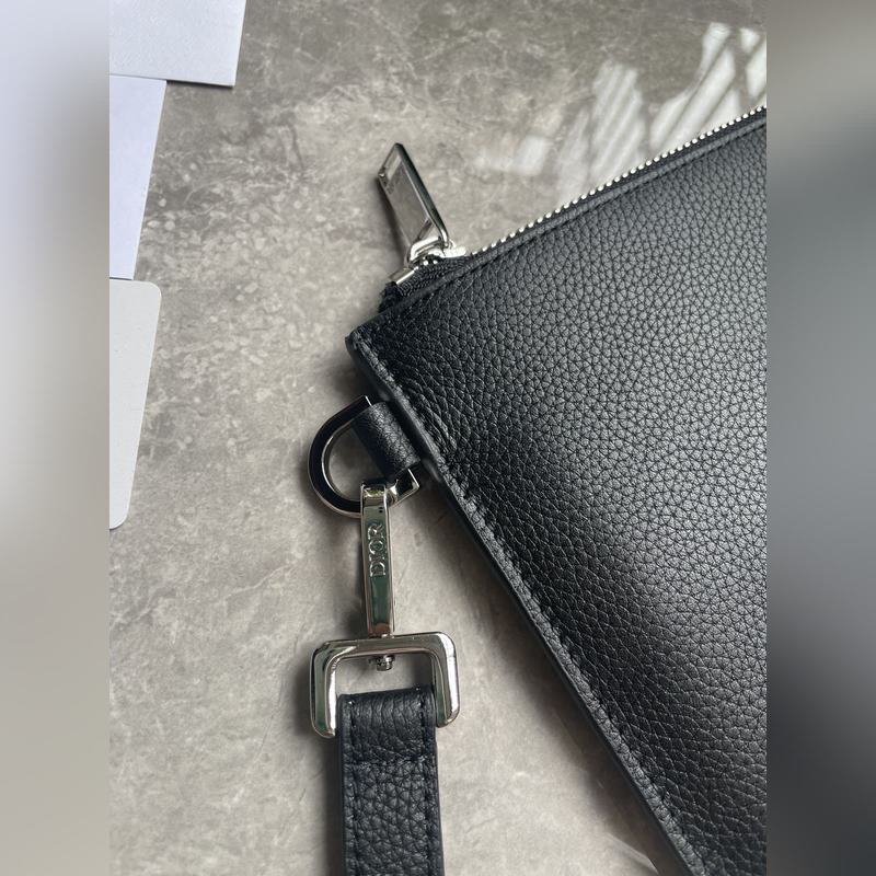 Dior-迪奧專櫃最新款手拿包[笑臉]原單品質(zhì) 采用黑色粒面牛皮精心制作 正面飾