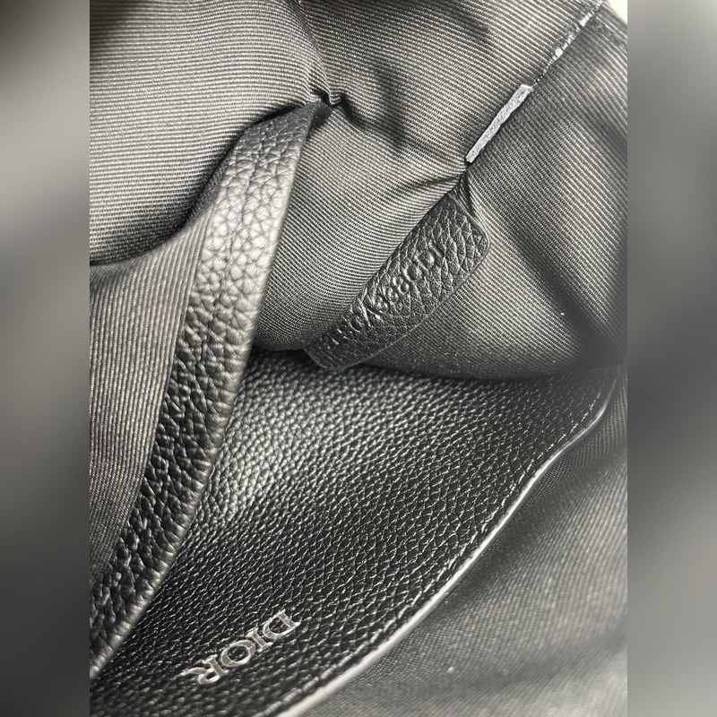 Dior-迪奧專櫃最新款手拿包[笑臉]原單品質(zhì) 采用黑色粒面牛皮精心制作 正面飾