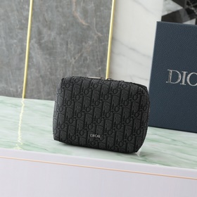 這款旅行手拿包實用又時尚。采用黑色Oblique 印花面料等材質精心制作，正面飾