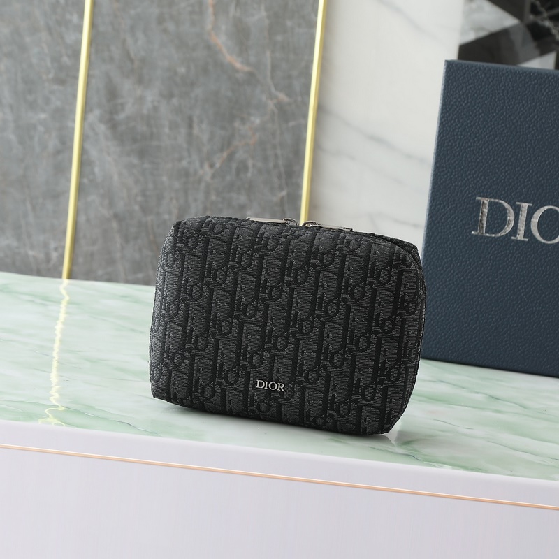 這款旅行手拿包實(shí)用又時(shí)尚。采用黑色Oblique 印花面料等材質(zhì)精心制作，正面飾