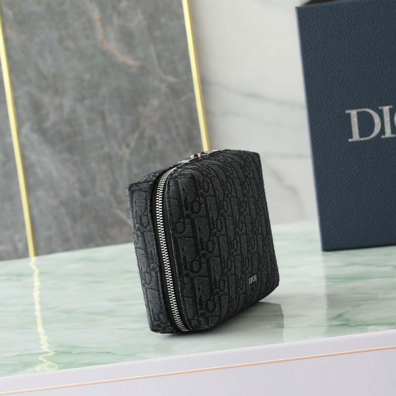 這款旅行手拿包實(shí)用又時(shí)尚。采用黑色Oblique 印花面料等材質(zhì)精心制作，正面飾