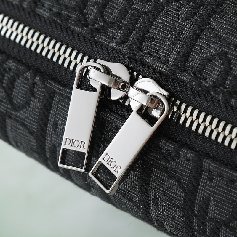 這款旅行手拿包實(shí)用又時(shí)尚。采用黑色Oblique 印花面料等材質(zhì)精心制作，正面飾