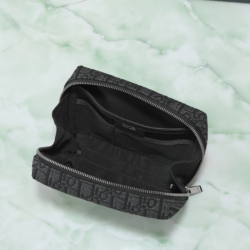 這款旅行手拿包實(shí)用又時(shí)尚。采用黑色Oblique 印花面料等材質(zhì)精心制作，正面飾