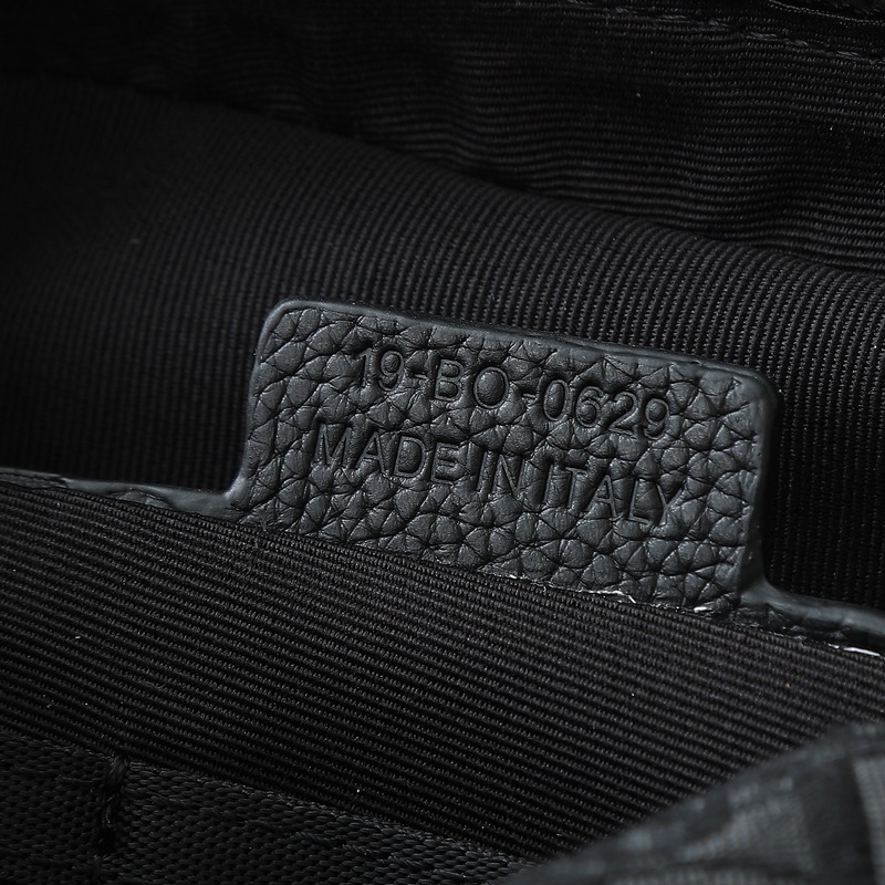 這款旅行手拿包實(shí)用又時(shí)尚。采用黑色Oblique 印花面料等材質(zhì)精心制作，正面飾