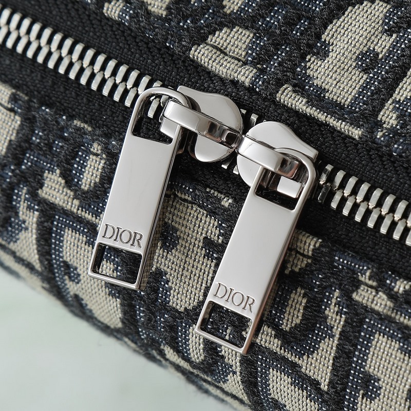 這款旅行手拿包實用又時尚。采用米色和黑色Oblique 印花面料等材質精心制作，