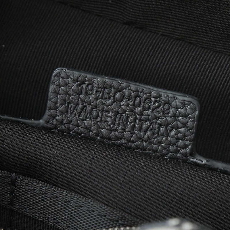 這款旅行手拿包實用又時尚。采用米色和黑色Oblique 印花面料等材質精心制作，