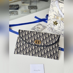 手拿包 30 Montaigne系列翻蓋手拿包，采用經(jīng)典Oblique 老花面料