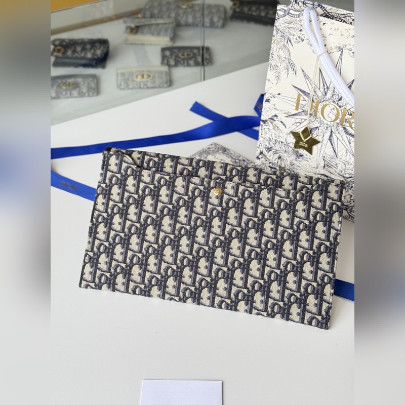 手拿包 30 Montaigne系列翻蓋手拿包，采用經典Oblique 老花面料