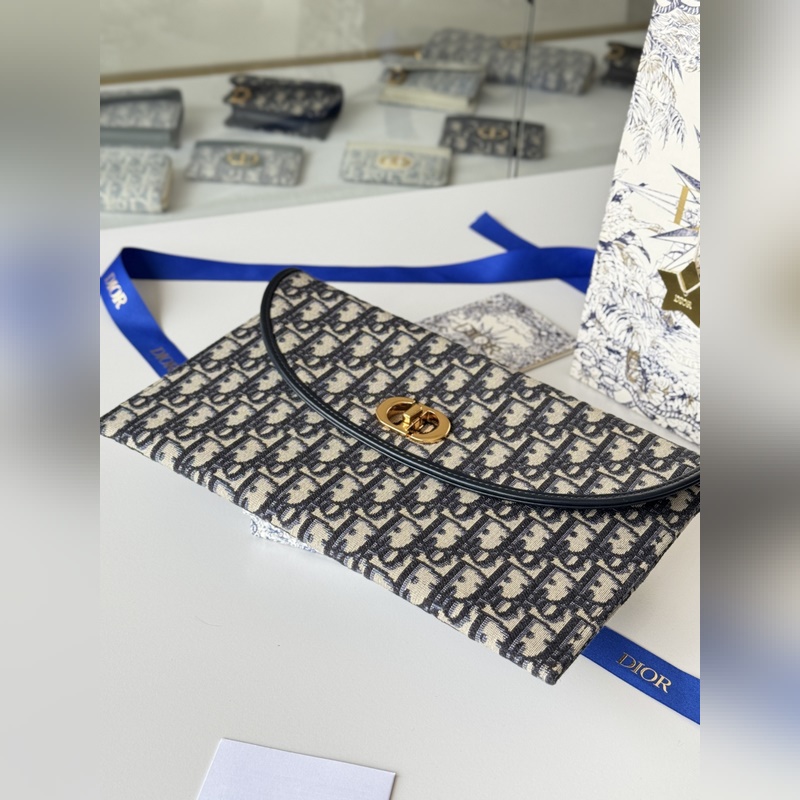 手拿包 30 Montaigne系列翻蓋手拿包，采用經典Oblique 老花面料