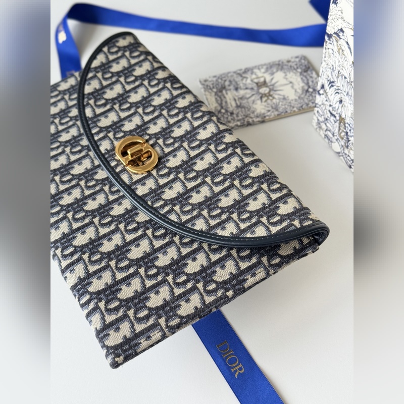 手拿包 30 Montaigne系列翻蓋手拿包，采用經典Oblique 老花面料