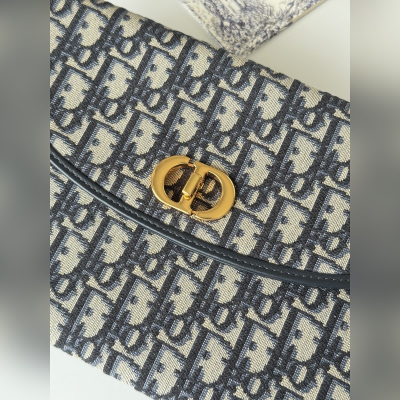 手拿包 30 Montaigne系列翻蓋手拿包，采用經典Oblique 老花面料