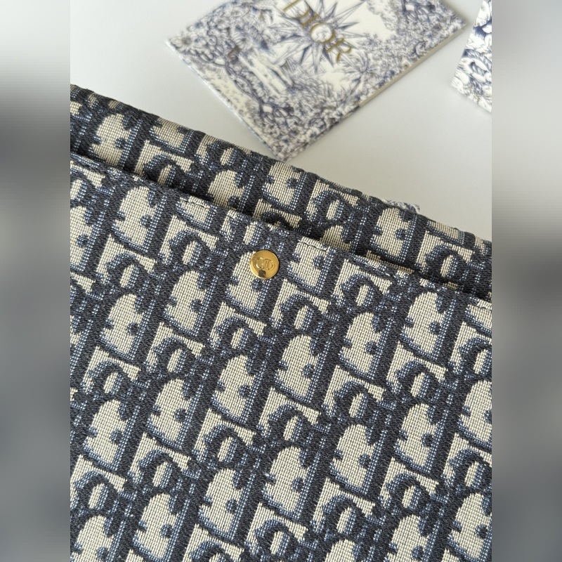 手拿包 30 Montaigne系列翻蓋手拿包，采用經典Oblique 老花面料