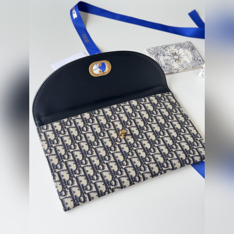 手拿包 30 Montaigne系列翻蓋手拿包，采用經典Oblique 老花面料