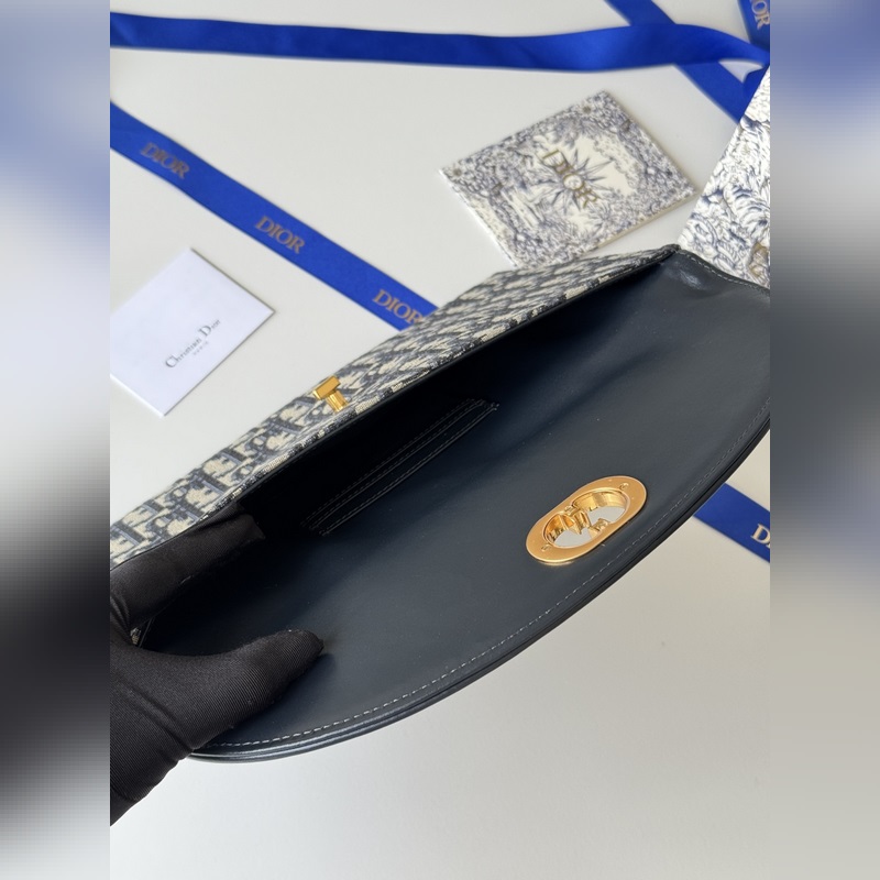 手拿包 30 Montaigne系列翻蓋手拿包，采用經典Oblique 老花面料