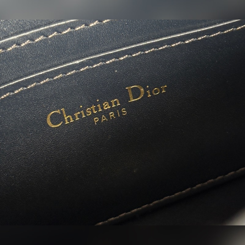 手拿包 30 Montaigne系列翻蓋手拿包，采用經典Oblique 老花面料