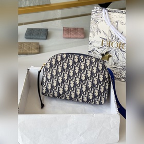 這款包飾有dior 標志性的藍色oblique 印花。帶有兩個別緻的拉鍊開合隔層