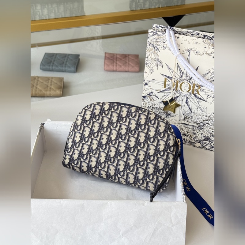 這款包飾有dior 標志性的藍色oblique 印花。帶有兩個別緻的拉鍊開合隔層