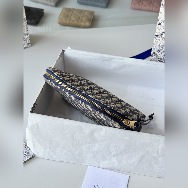 這款包飾有dior 標志性的藍色oblique 印花。帶有兩個別緻的拉鍊開合隔層