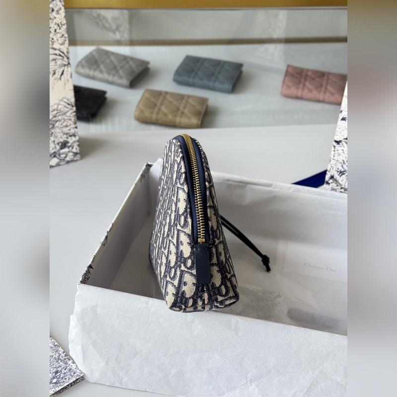 這款包飾有dior 標志性的藍色oblique 印花。帶有兩個別緻的拉鍊開合隔層