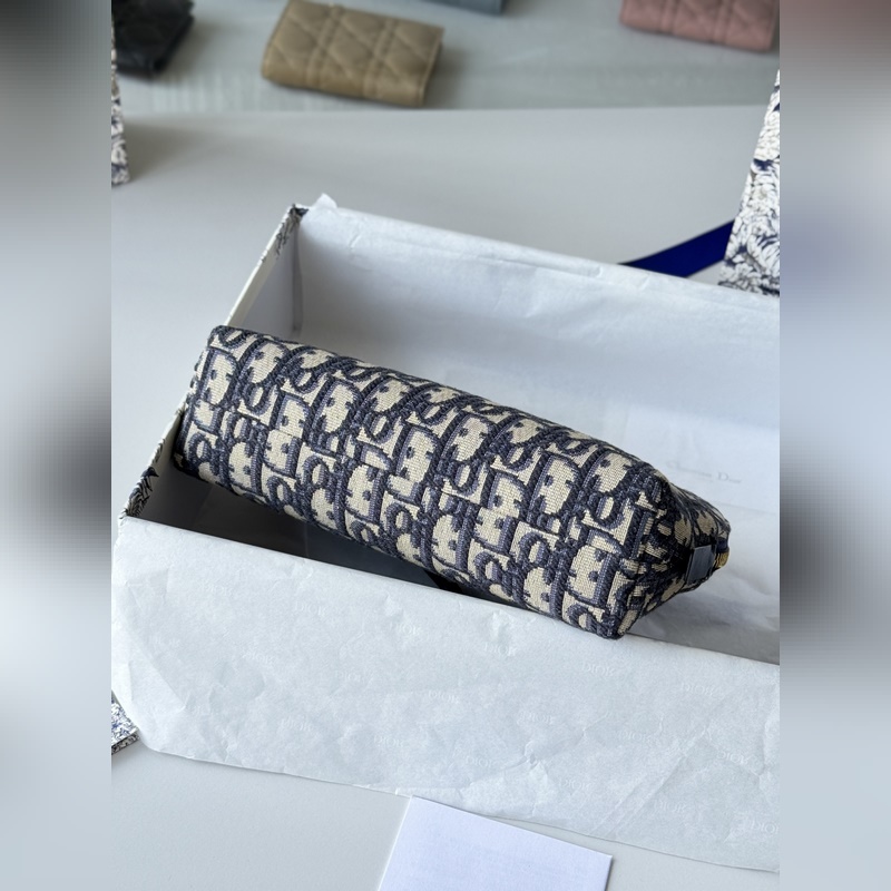這款包飾有dior 標志性的藍色oblique 印花。帶有兩個別緻的拉鍊開合隔層