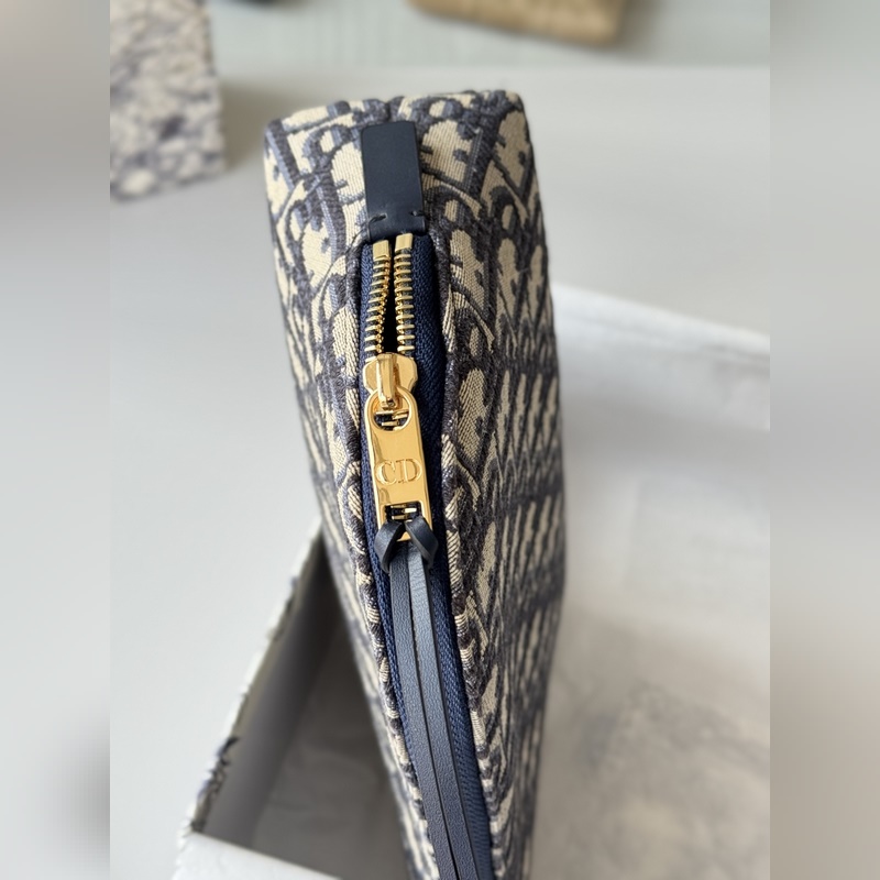 這款包飾有dior 標志性的藍色oblique 印花。帶有兩個別緻的拉鍊開合隔層