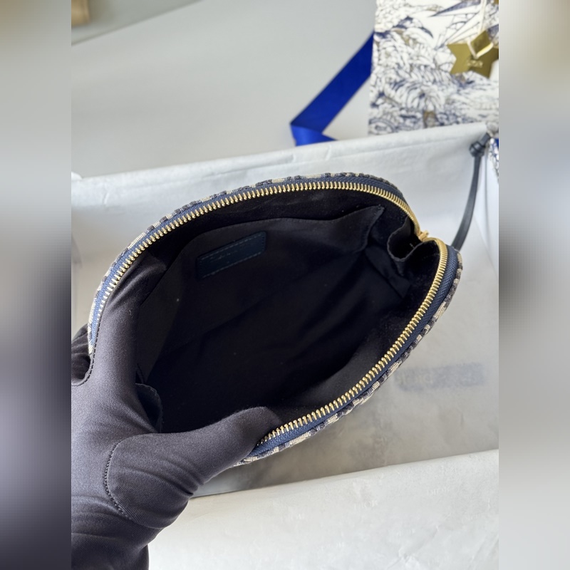 這款包飾有dior 標志性的藍色oblique 印花。帶有兩個別緻的拉鍊開合隔層