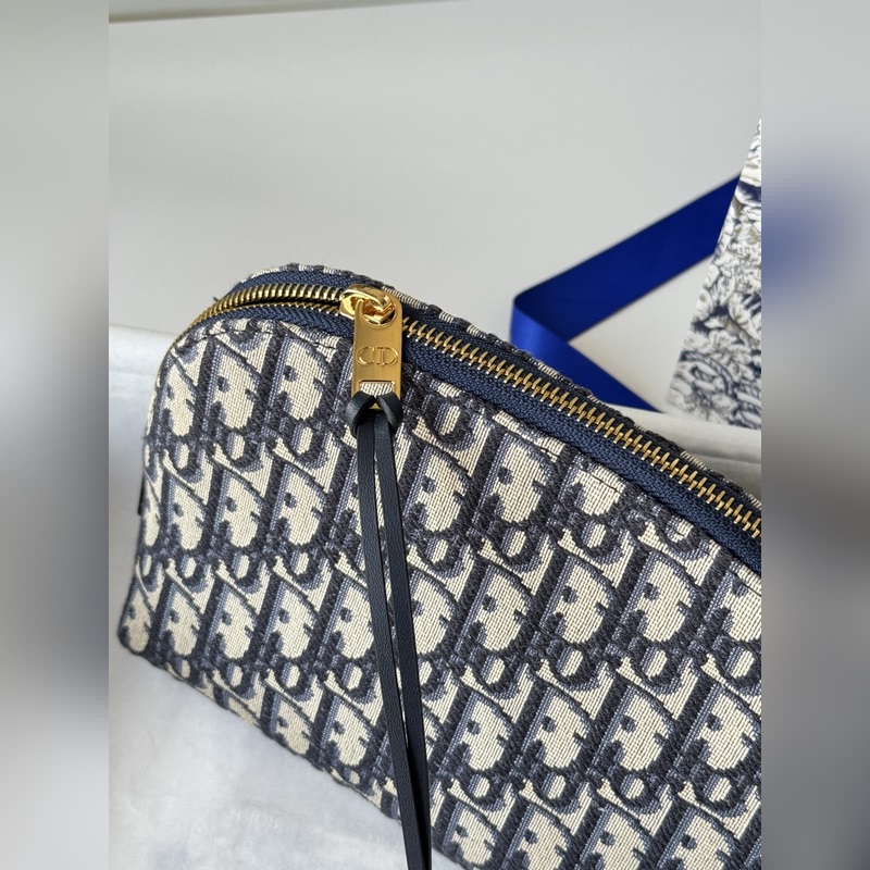 這款包飾有dior 標志性的藍色oblique 印花。帶有兩個別緻的拉鍊開合隔層