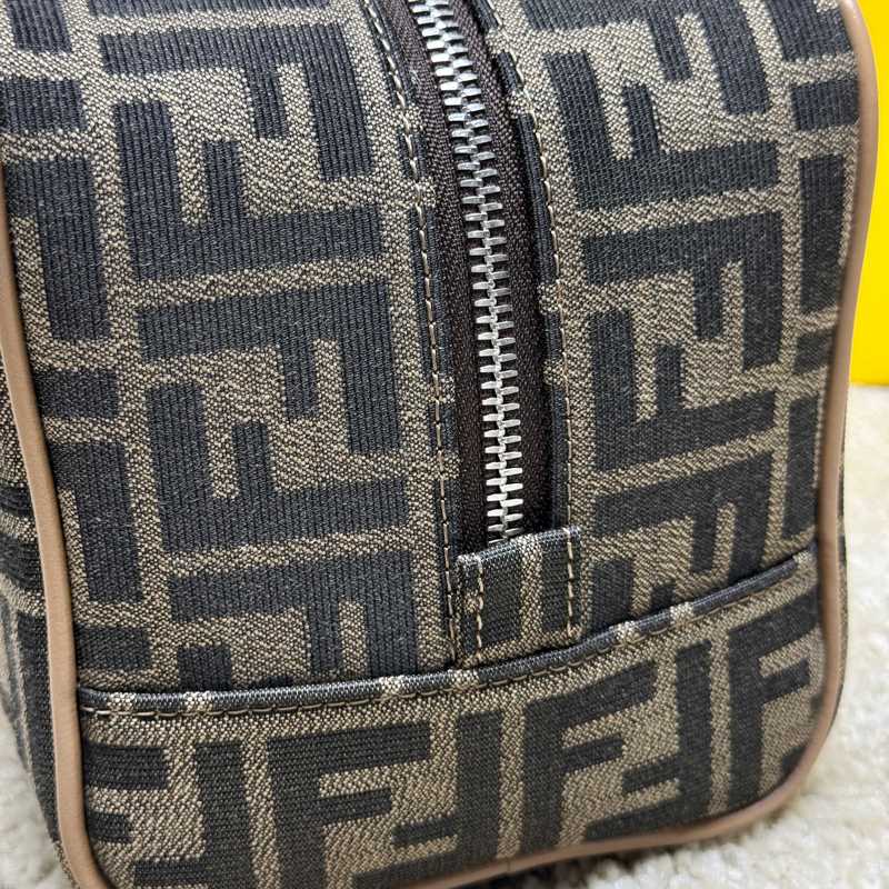 (原單品質)獨家正品開發，百分百頭層牛皮，對版老花面料，幹淨整潔的做工體現了每一