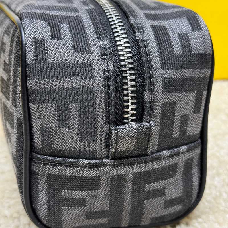 (原單品質)獨家正品開發，百分百頭層牛皮，對版老花面料，幹淨整潔的做工體現了每一