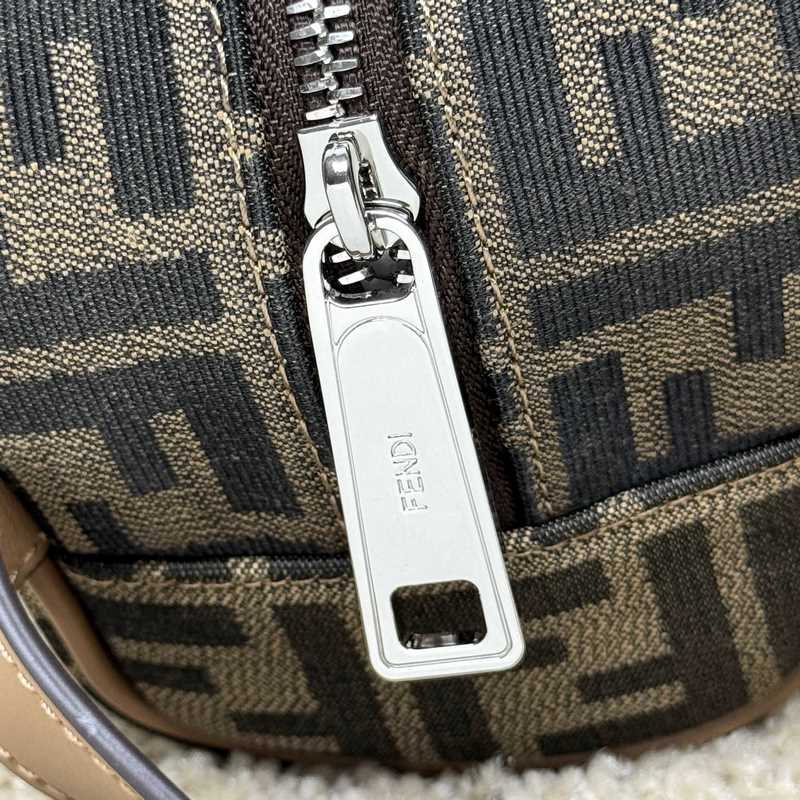 (原單品質)獨家正品開發，百分百頭層牛皮，對版老花面料，幹淨整潔的做工體現了每一