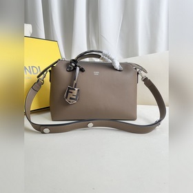 卡其色 BY THE WAY拉鍊開合波士頓手提包，雙手挽設(shè)計，綴以飾牌。內(nèi)部設(shè)有