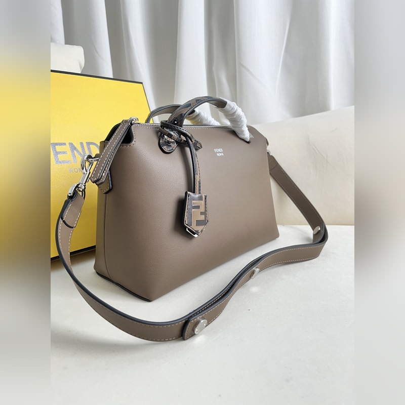 卡其色 BY THE WAY拉鍊開合波士頓手提包，雙手挽設(shè)計(jì)，綴以飾牌。內(nèi)部設(shè)有